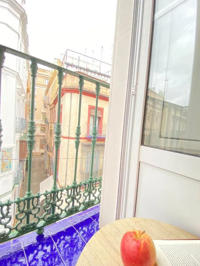דירה סביליה Comfortable Studio Old Town, Parking Optional ספרד